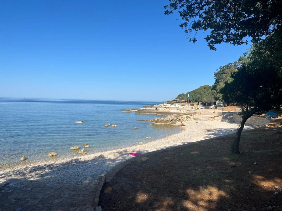 Rodzinny kemping pełen atrakcji, barów i restauracji Camping Bijela Uvala