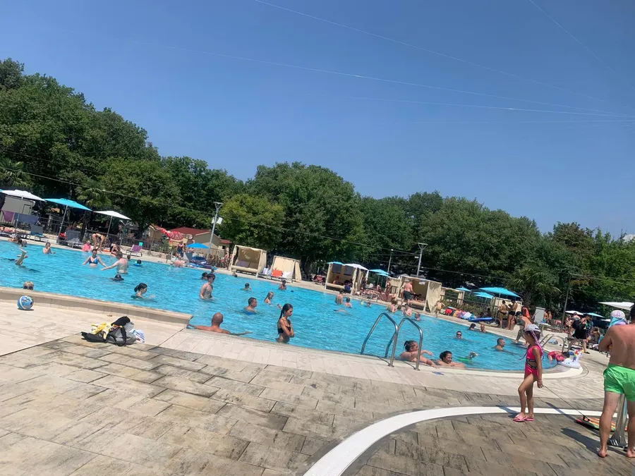Rodzinny kemping pełen atrakcji, barów i restauracji Camping Bijela Uvala
