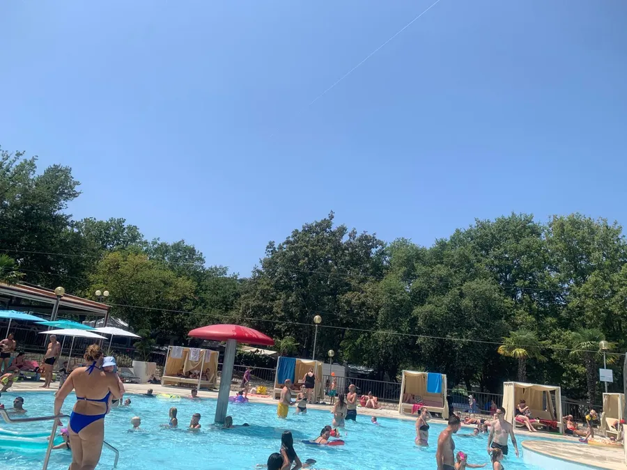 Rodzinny kemping pełen atrakcji, barów i restauracji Camping Bijela Uvala
