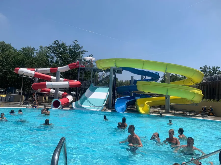 Rodzinny kemping pełen atrakcji, barów i restauracji Camping Bijela Uvala