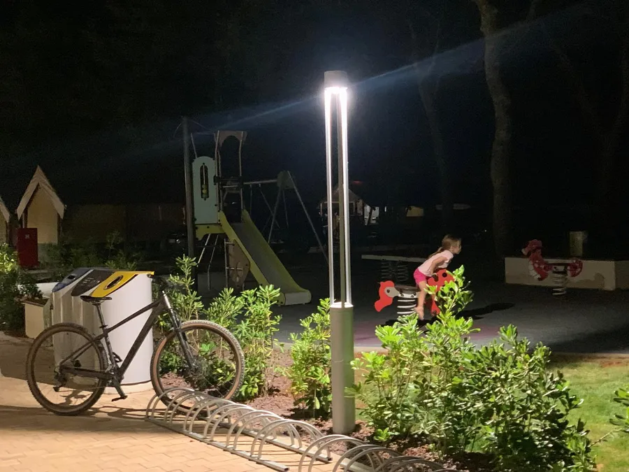 Rodzinny kemping pełen atrakcji, barów i restauracji Camping Bijela Uvala
