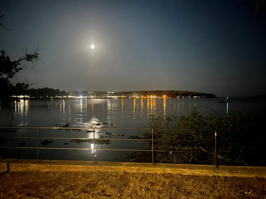 Rodzinny kemping pełen atrakcji, barów i restauracji Camping Bijela Uvala