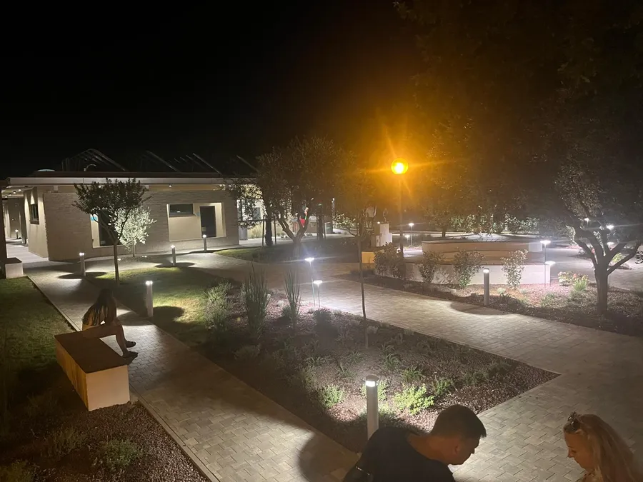 Rodzinny kemping pełen atrakcji, barów i restauracji Camping Bijela Uvala